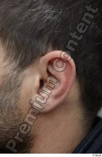 B0011 Man ear reference 0001